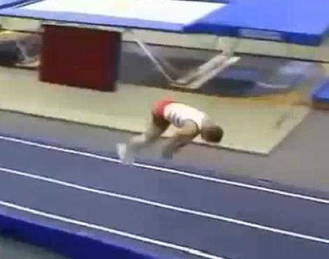 VIDEO! Un fost gimnast polonez sfideaza legea gravitatiei: a executat 13 rotiri in aer!