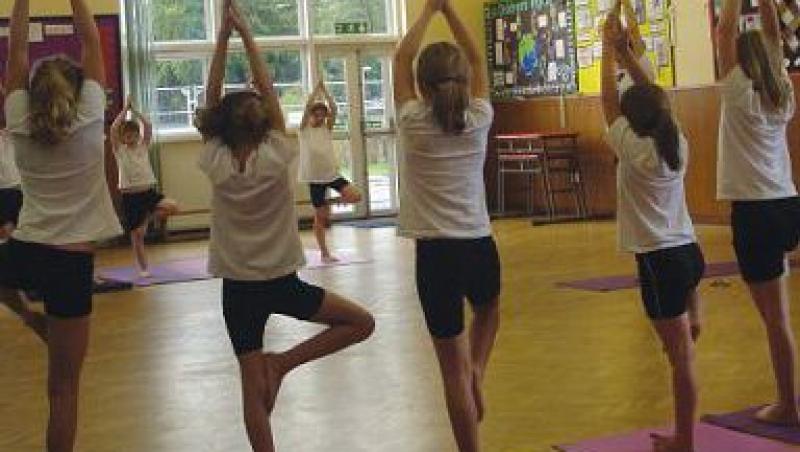 Cum sa iti ajuti copilul sa invete mai bine? Printr-un simplu curs de yoga!