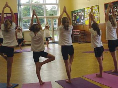 Cum sa iti ajuti copilul sa invete mai bine? Printr-un simplu curs de yoga!