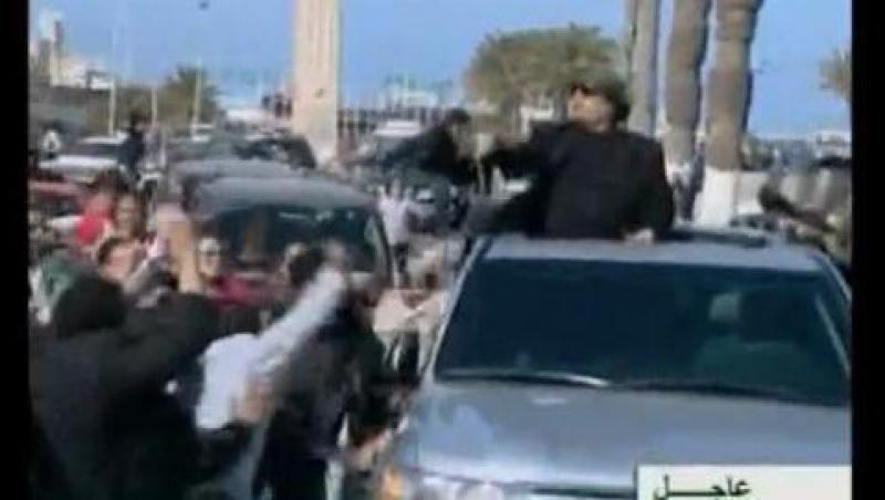 VIDEO! Gaddafi sfideaza NATO. A iesit la plimbare prin Tripoli in timp ce avioanele bombardau orasul