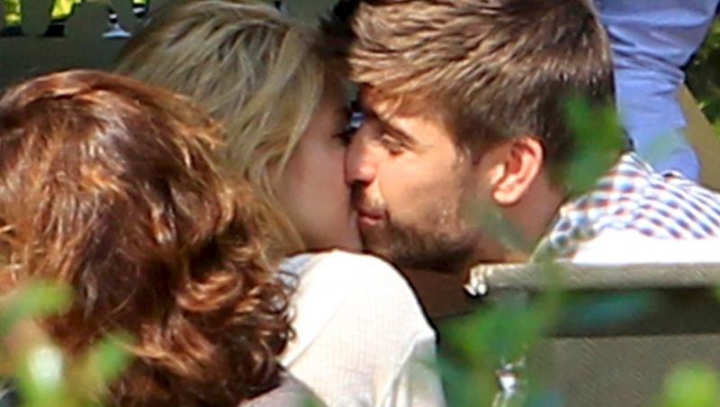 FOTO! Shakira si Pique, surprinsi sarutandu-se!