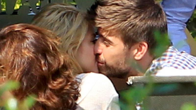 FOTO! Shakira si Pique, surprinsi sarutandu-se!