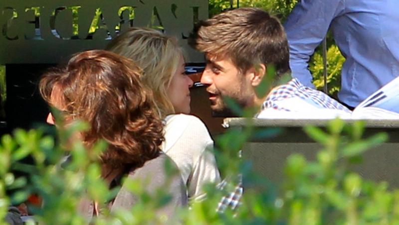 FOTO! Shakira si Pique, surprinsi sarutandu-se!