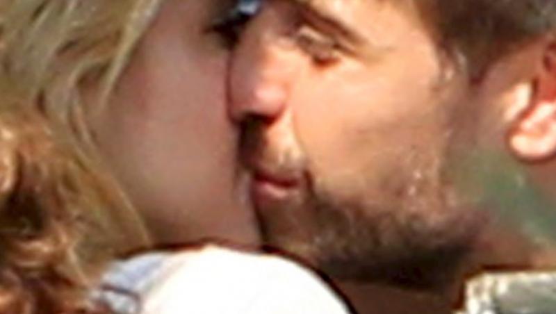 FOTO! Shakira si Pique, surprinsi sarutandu-se!