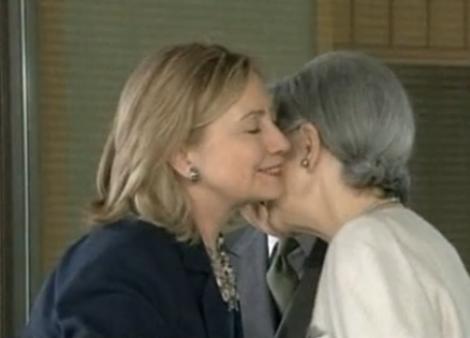VIDEO! Hillary Clinton, prea "prietenoasa" cu imparateasa Japoniei