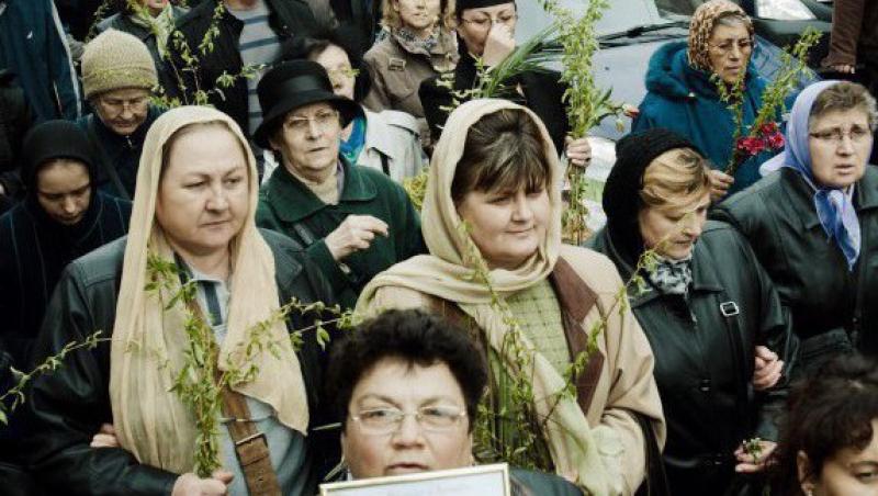 VIDEO! Vezi cum s-au calcat romanii in picioare la slujba de Florii!