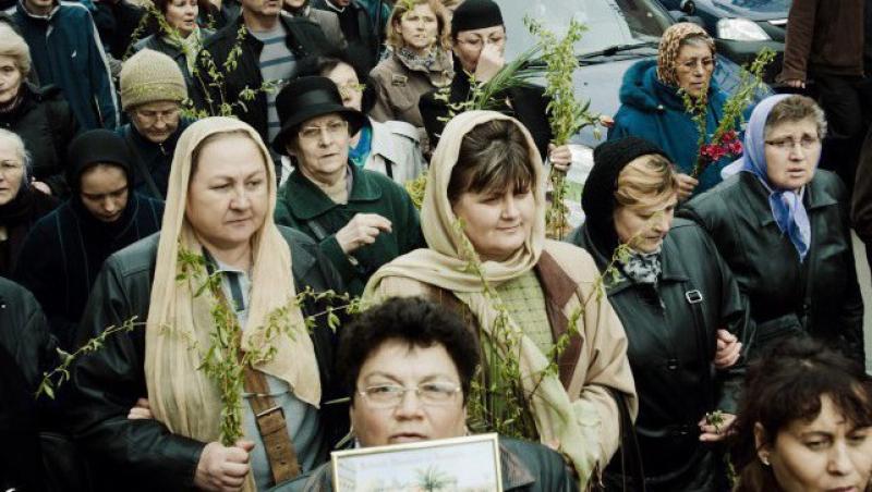 VIDEO! Vezi cum s-au calcat romanii in picioare la slujba de Florii!