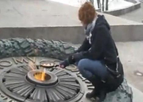 Ucraina: O artista care a prajit oua la flacara unui monument, risca 5 ani de inchisoare