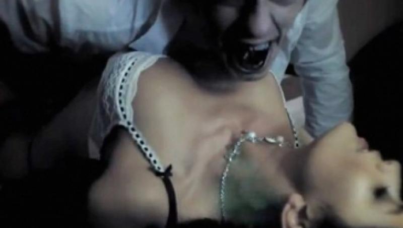 Campanie cu un vampir si o tanara sexy pentru a-i incuraja pe englezi sa mearga la dentist