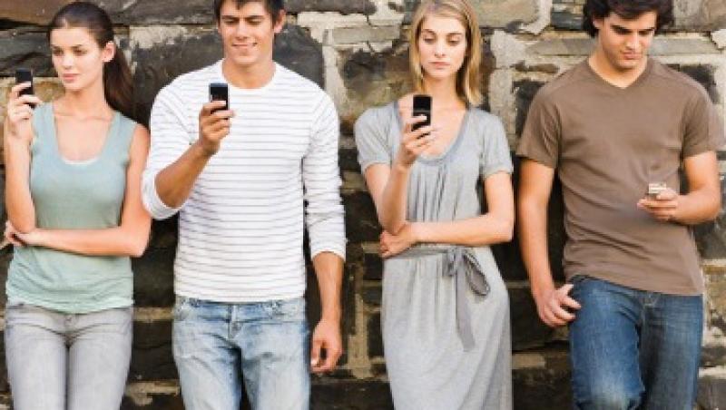 Studiu: Tinerii ar renunta la televizor, in schimbul telefonului mobil