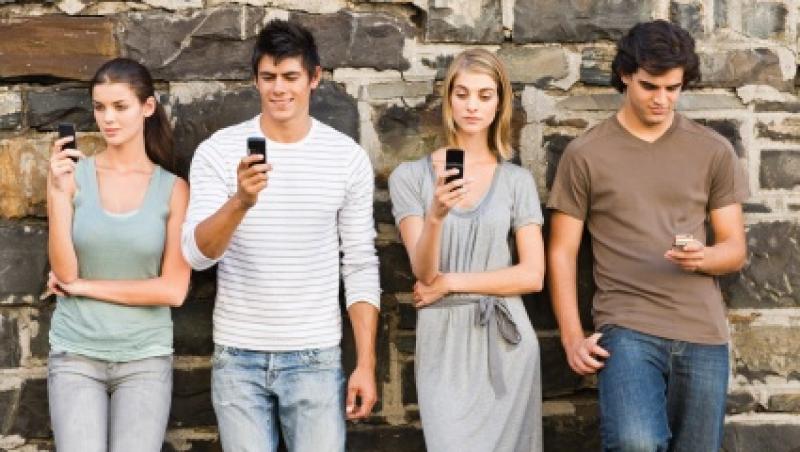 Studiu: Tinerii ar renunta la televizor, in schimbul telefonului mobil