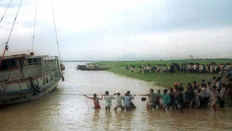 Tragedie in Bangladesh: cel putin 24 de morti dupa scufundarea unui feribot