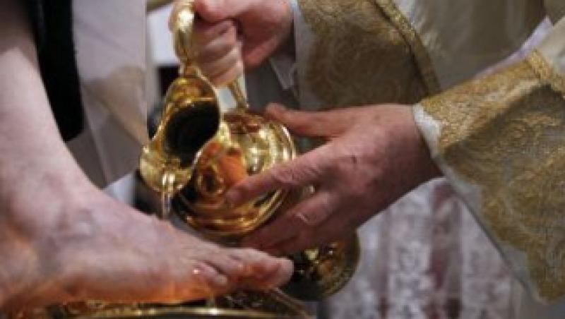 Papa a celebrat Cina cea de Taina si a spalat picioarele a 12 preoti