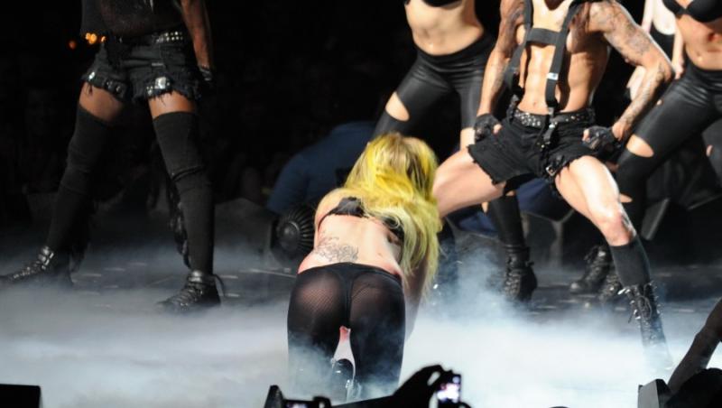 VIDEO! Lady Gaga a cazut pe scena, in Atlanta