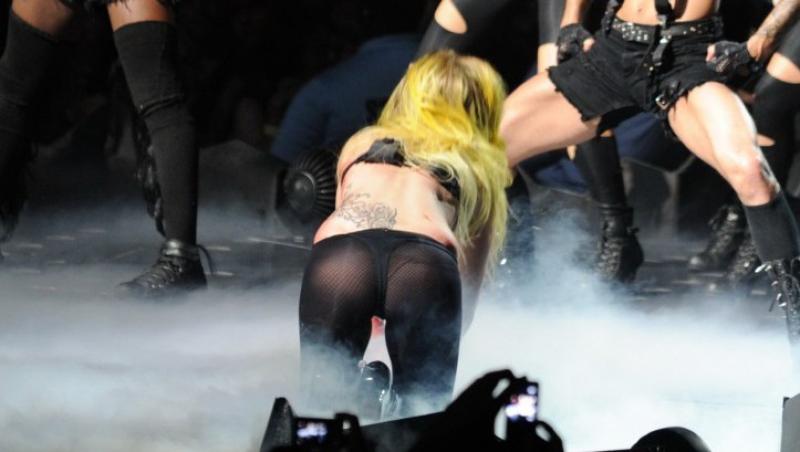 VIDEO! Lady Gaga a cazut pe scena, in Atlanta