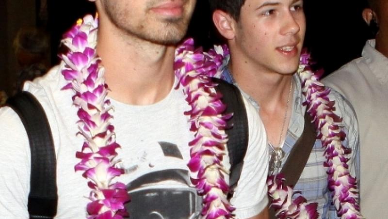 FOTO! Fratii Jonas se distreaza la bustul gol in Hawaii