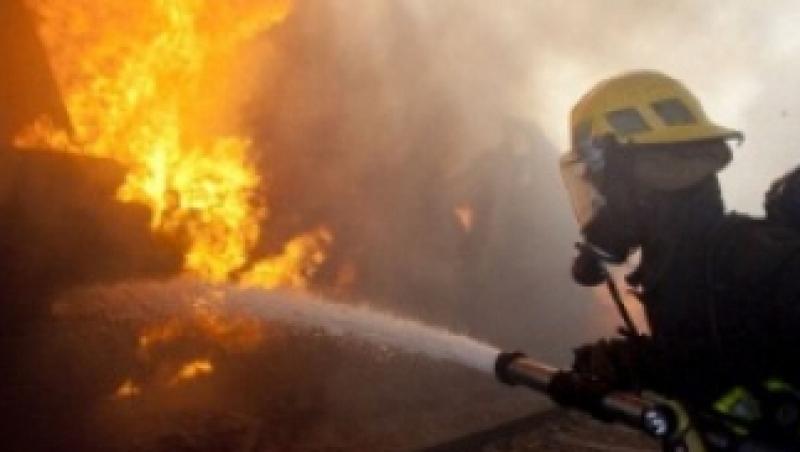 UPDATE! Incendiu puternic la un complex comercial din Calarasi