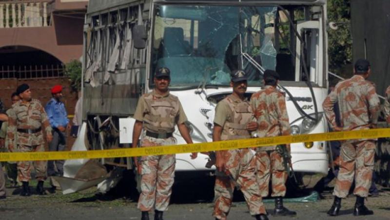 Pakistan: Cel putin 13 morti, in urma unui atac asupra unui autobuz