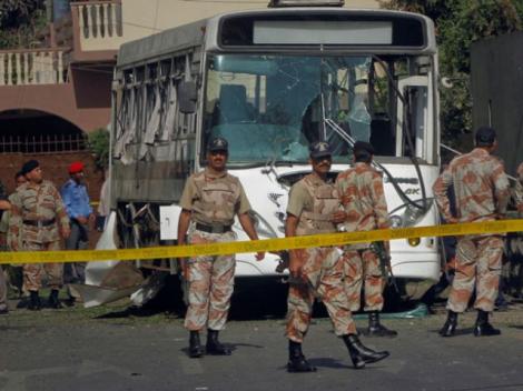 Pakistan: Cel putin 13 morti, in urma unui atac asupra unui autobuz
