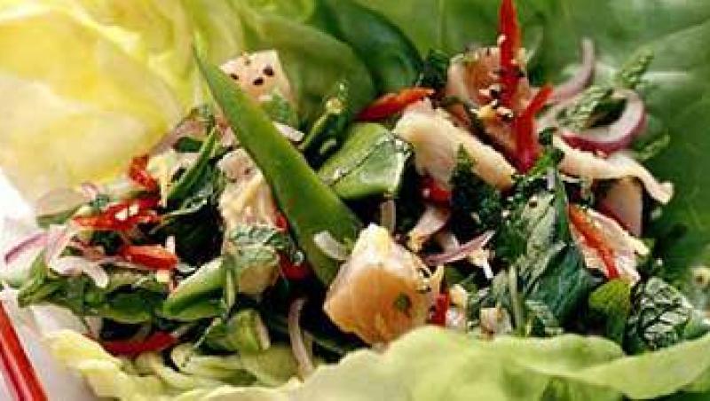 VIDEO! Reteta: Salata cu salau fiert si dressing de smantana