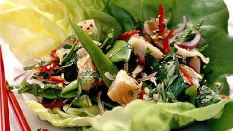 VIDEO! Reteta: Salata cu salau fiert si dressing de smantana