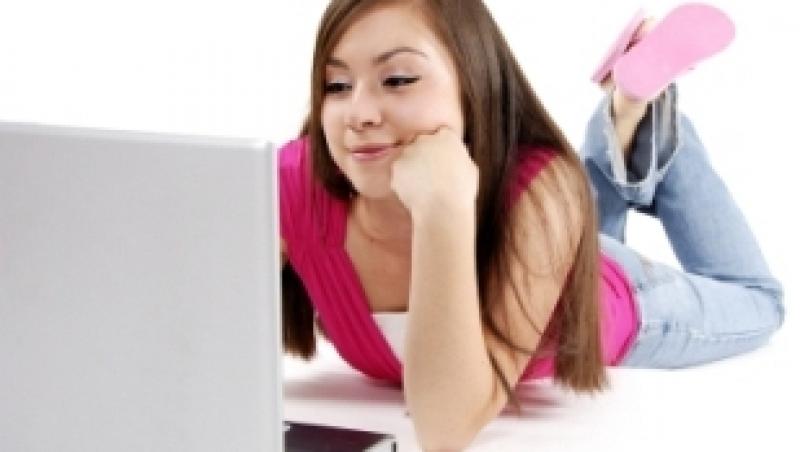 Studiu: Timpul petrecut in exces pe internet expune adolescentii la consumul de droguri