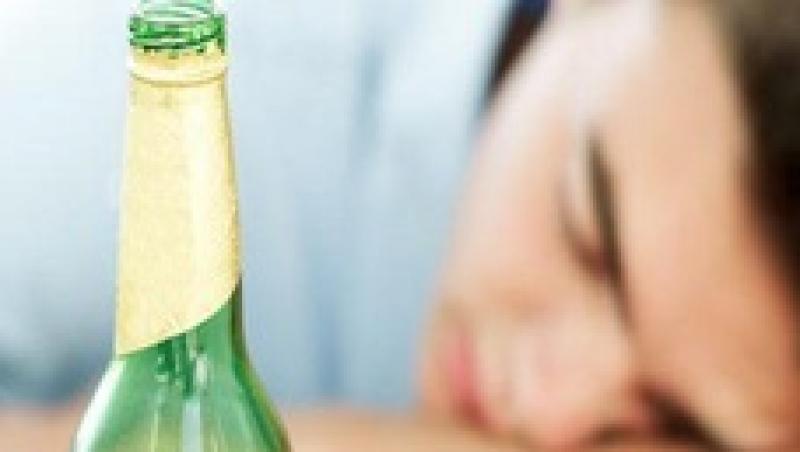 Studiu: Adolescentii care beau acasa, expusi riscului de a avea probleme cu alcoolul