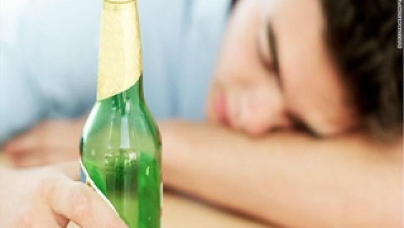 Studiu: Adolescentii care beau acasa, expusi riscului de a avea probleme cu alcoolul