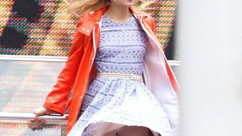 Starul Glee, Dianna Agron , cu rochita in vant pe Times Square