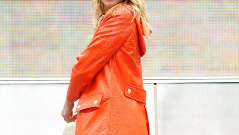 Starul Glee, Dianna Agron , cu rochita in vant pe Times Square