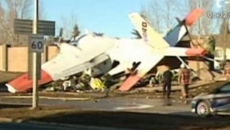VIDEO! Canada: Avion prabusit in plina strada
