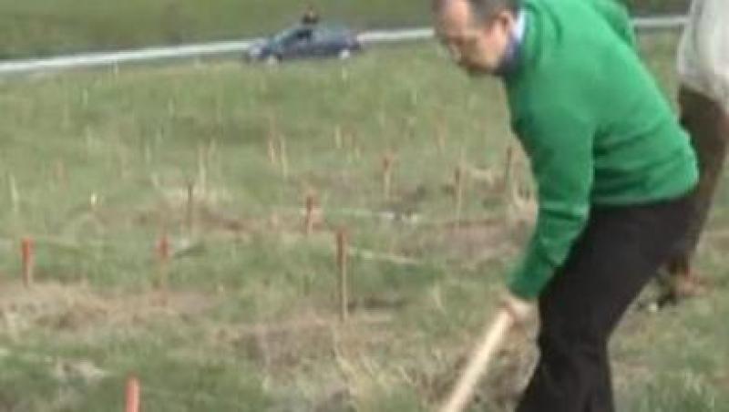 VIDEO! Emil Boc, la plantat de copaci