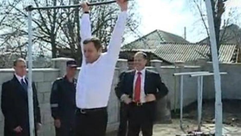 VIDEO! Premierul Rep. Moldova, Vlad Filat, a facut exercitii la bara