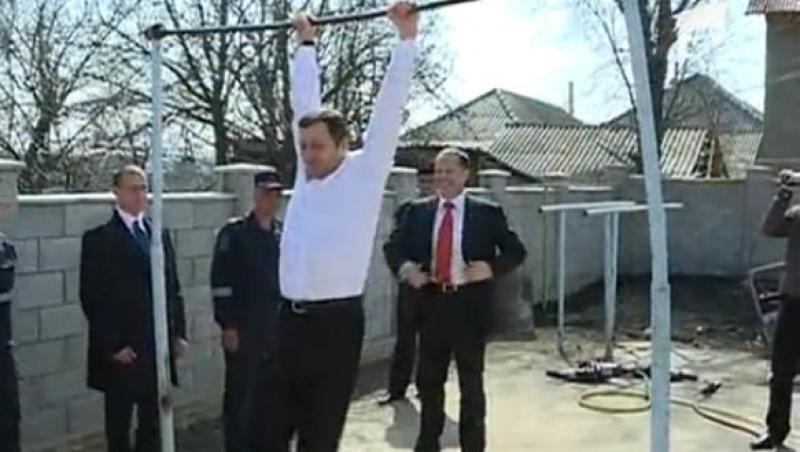 VIDEO! Premierul Rep. Moldova, Vlad Filat, a facut exercitii la bara