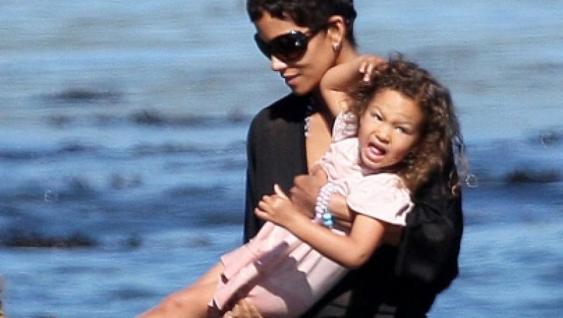 Halle Berry se bucura de plaja impreuna cu fiica sa