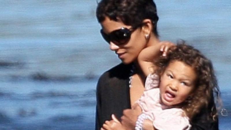 Halle Berry se bucura de plaja impreuna cu fiica sa