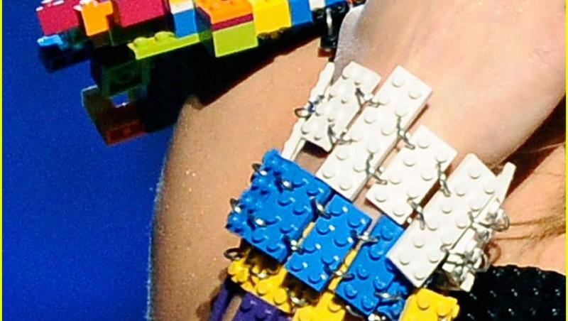 Fergie a cantat imbracata intr-o rochie din... piese de Lego