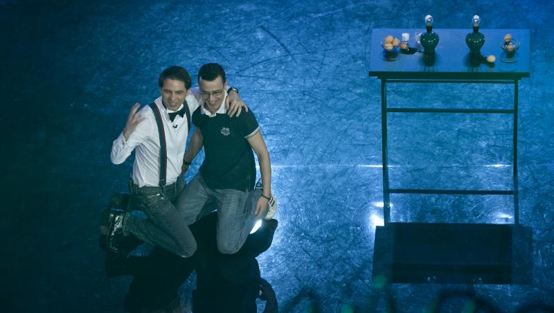 Cate 1.000.000 de baloane, becuri si role de hartie cumparate pentru 