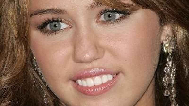Miley Cyrus a revenit pe Twitter!