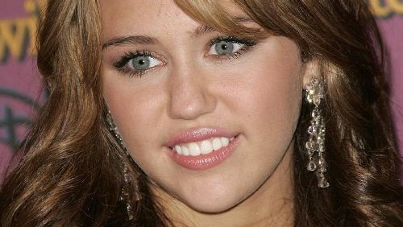 Miley Cyrus a revenit pe Twitter!