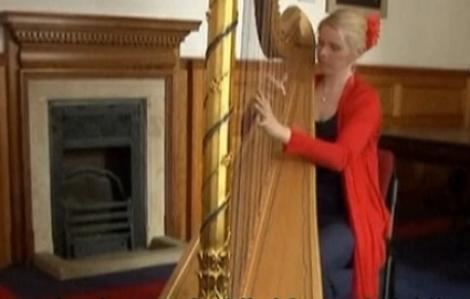 VIDEO! Nunta ca-n povesti! Iat-o pe harpista oficiala a Printului de Wales!