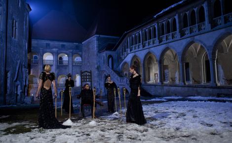 Catalin Botezatu a creat special haine si accesorii pentru shootingul de la Castelul Huniazilor