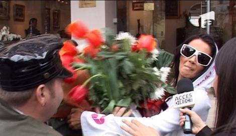 Oana Zavoranu a primit o masina de flori de la reporterul Acces Direct