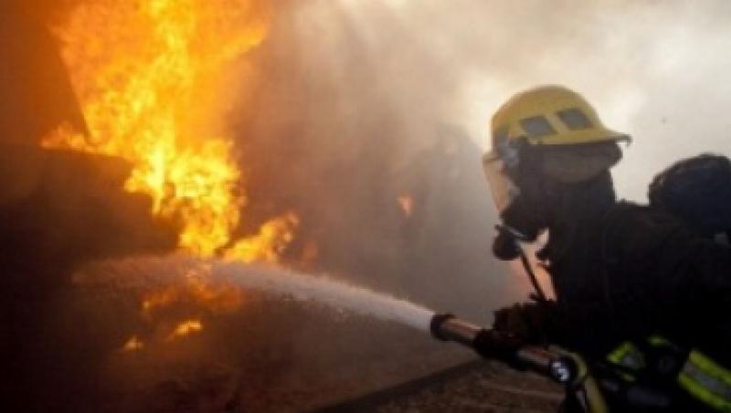 Trei copii si un adult, morti in urma unui incendiu in Ferentari. Pompierii intervin cu cinci autospeciale