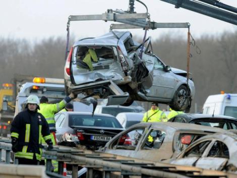 Carnagiu in Germania: 80 de masini, implicate intr-un accident in lant