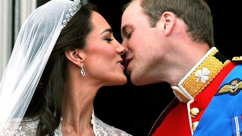 Vezi cum a convins-o William pe Kate Middleton sa se lase sarutata!