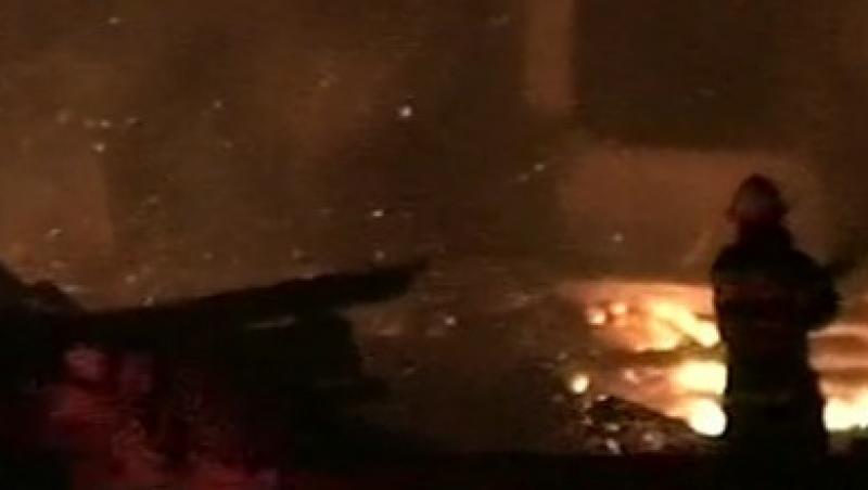 VIDEO! Suceava: Fabrica de cherestea, distrusa de un incendiu puternic