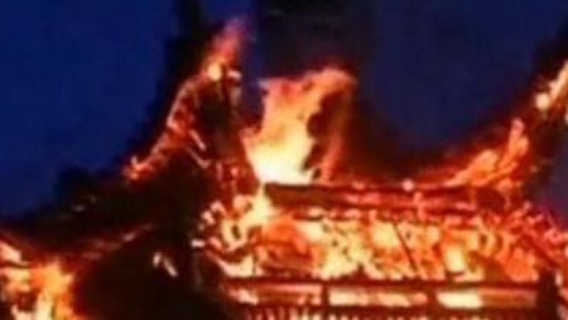 VIDEO! O pagoda a ars partial in orasul chinez Nanjing