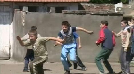 VIDEO! Arad: Fara drumuri, dar cu teren de sport multifunctional cu nocturna
