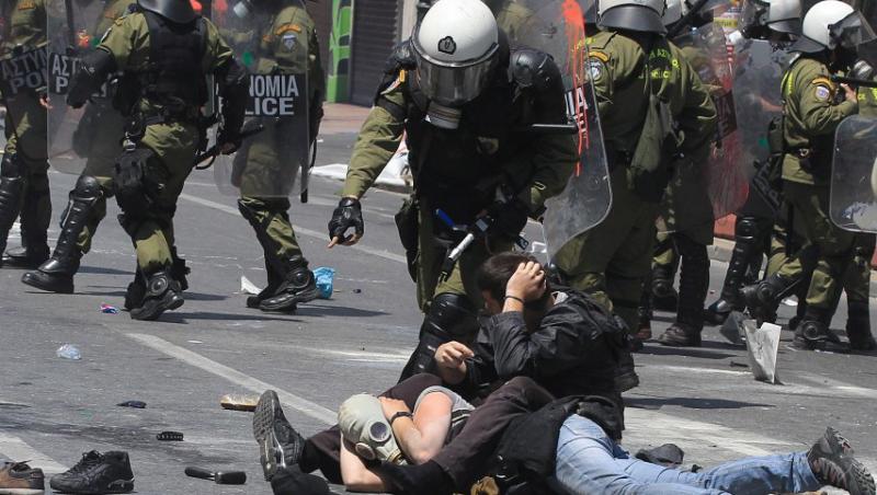 Atena: Ciocniri violente intre protestatari si fortele de ordine